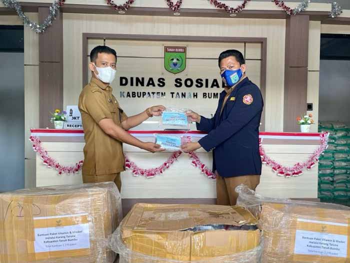 APRESIASI: Sekretaris Dinsos Fery Hariyanto menyerahkan bantuan kepada Ketua Karang Taruna Tanbu Abdul Muis.