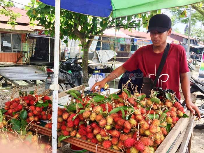 LAKU: Adul menjual rambutan jenis antalagi dan si batuk. Dalam sehari, puluhan hingga seratus ikat mampu terjual. | FOTO: TIA LALITA NOVITRI/RADAR BANJARMASIN