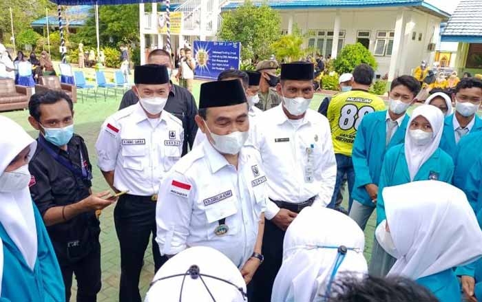 BERGERAK: Bupati Tanah Bumbu HM Zairullah Azhar menghadiri kegiatan vaksinasi massal untuk pelajar di Tanah Bumbu, Rabu (6/10).