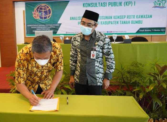 ANALISIS: Kegiatan Konsultasi Publik (KP) I Analisis dan Penyusunan Konsep RDTR Kawasan Perkotaan di Seroja Hall Hotel Ebony, Kamis (7/10).