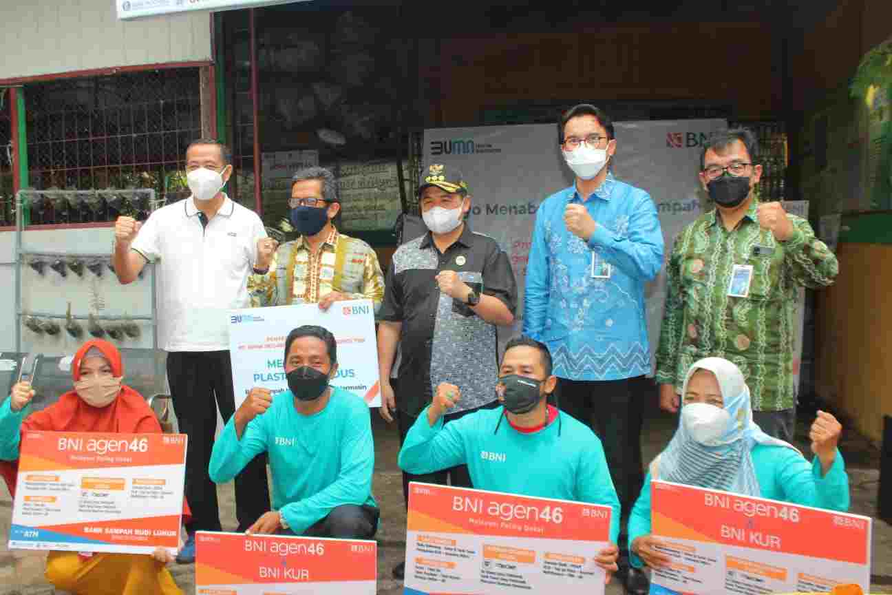 SEMANGAT: Para anggota Bank Sampah menjadi Agen46 sebagai perpanjangan tangan BNI dalam membudayakan gemar menabung dan edukasi perbankan kepada masyarakat.