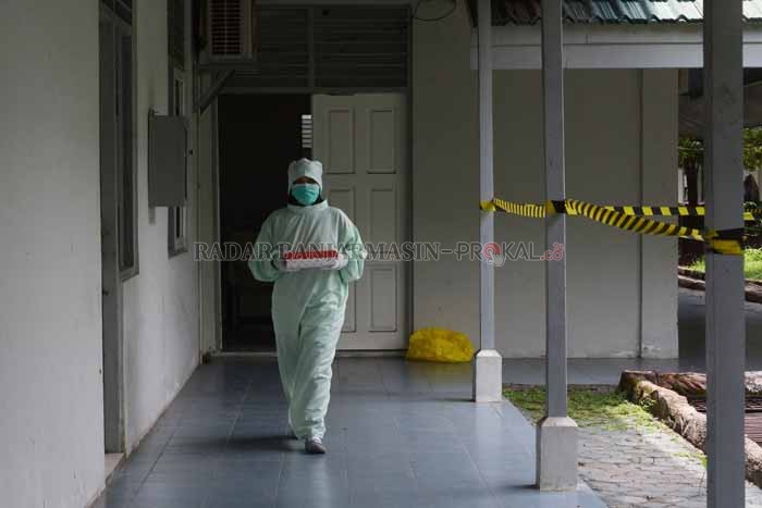 KARANTINA: Perawat isoter di Teluk Dalam mengantar makanan untuk pasien yang dikarantina. | FOTO: WAHYU RAMADHAN / RADAR BANJARMASIN