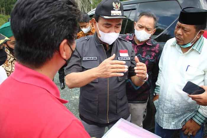 PROGRAM: Bupati Tanbu HM Zairullah Azhar meninjau lokasi rencana kantor camat di Desa Teluk Kepayang, Sabtu (9/10).