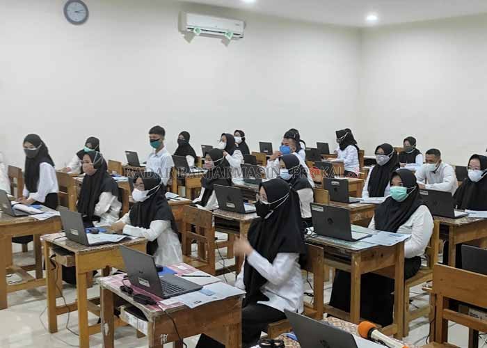 ANTUSIAS: Peserta mengikuti tes SKD di Gedung 2 BKPSDM Kabupaten HSS, belum lama tadi. FOTO SALAHUDIN/RADAR BANJARMASIN