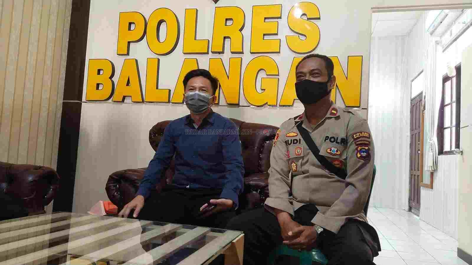 KONFIRMASI : Kasat Reskrim Polres Balangan, Iptu Krismandra (kiri) saat memberikan keterangan terkait kasus pencabulan. : FOTO WAHYUDI RADAR BANJARMASIN.