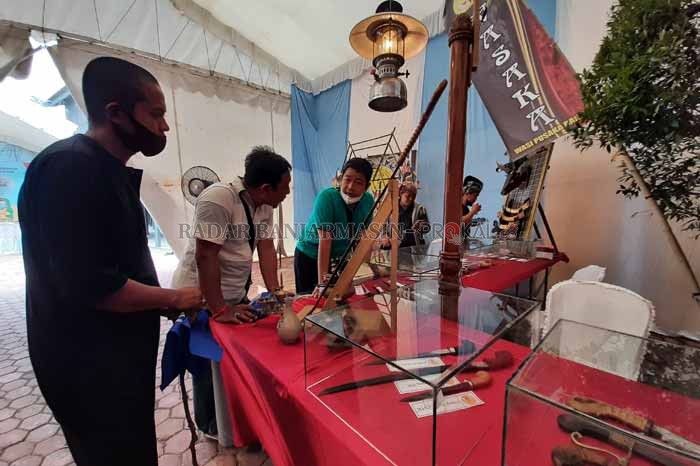 PUSAKA: Benda-benda pusaka yang dipamerkan di halaman Museum Waja Sampai Kaputing.  |  FOTO: WAHYU RAMADHAN / RADAR BANJARMASIN