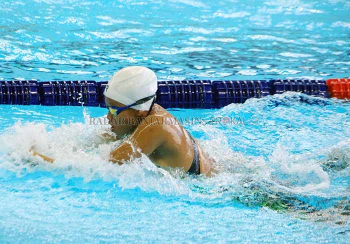 BERENANG: Aksi perenang Kalsel Norlaili di ajang PON XX Papua 2021 yang berlangsung di venue akuatik di kawasan Stadion Lukas Enembe, Kabupaten Jayapura, kemarin (11/10). | FOTO: M IDRIS JIAN SIDIK / RADAR BANJARMASIN