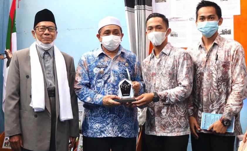 BERSAMA WABUP: Wakil Bupati Banjar Habib Idrus Al Habsyie bersama KH Zarkasy Habsy dalam satu acara di Pondok Pesantren Darul Hijrah Putra