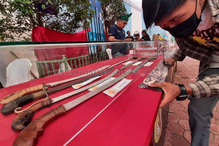 PAMERAN PUSAKA: Pusaka-pusaka yang dipamerkan dalam rangka memperingati Hari Museum Nasional di Banjarmasin.  \ FOTO: WAHYU RAMADHAN / RADAR BANJARMASIN