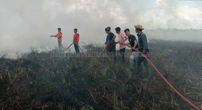 PADAMKAN: BPBD bersama PMK dan BPK memadamkan karhutla di wilayah Kabupaten HSS.