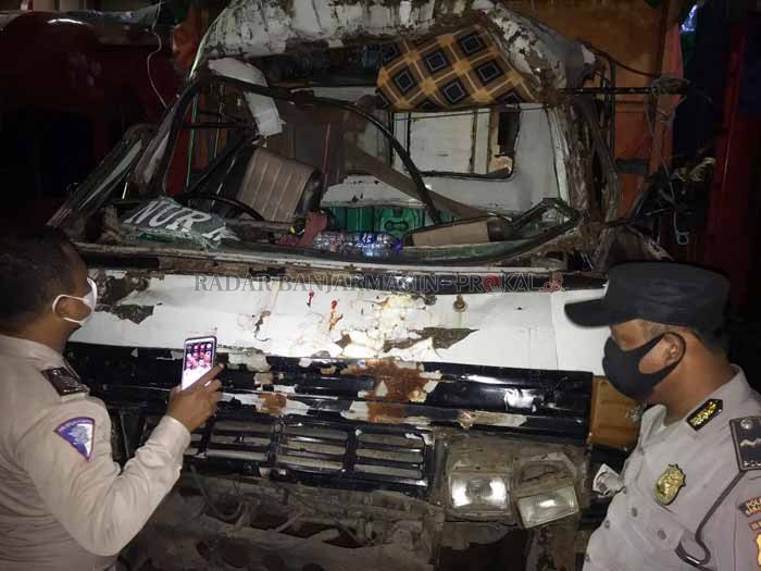 PENYOK: Diduga rem blong, truk yang membawa muatan paket ekspedisi menabrak mobil yang parkir di dalam kapal Roro Niki Sae .