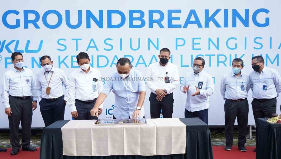 GROUND BREAKING: Penandatanganan prasasti Ground breaking SPKLU oleh Direktur Bisnis PLN Regional Sumatra dan Kalimantan, Muhammad Ikbal Nur. | FOTO: PLN Kalselteng For Radar Banjarmasin.