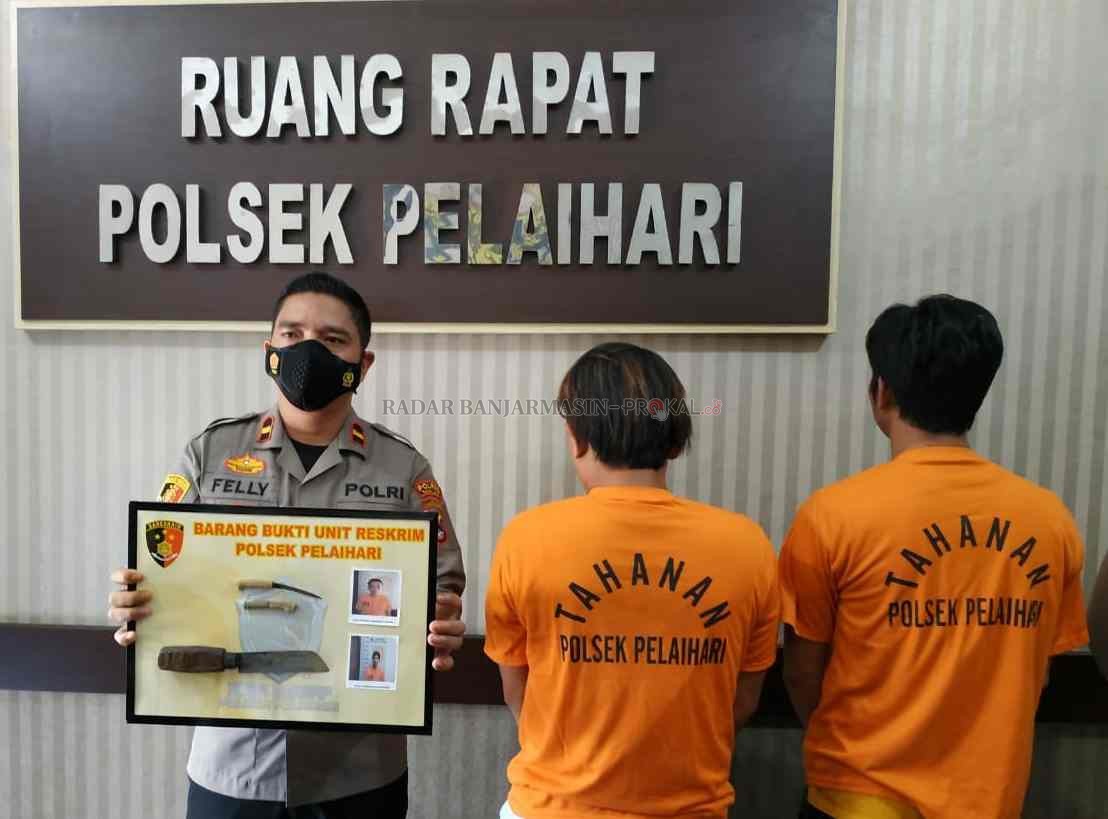 DIAMANKAN: Kapolsek Pelaihari Ipda May Felly Manurung menunjukkan barang bukti tindak pelaku premanisme dan kekerasan.