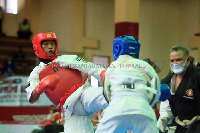 WAZARI: Aksi atlet kempo Kalsel, Desy Jakal melancarkan serangan wazari ke tubuh lawan yang memastikan langkahnya ke final PON XX Papua 2021 yang berlangsung di GOT STT Gidi, Kabupaten Jayapura, kemarin (12/10). | Foto: M Idris Jian Sidik / Radar Banjarma