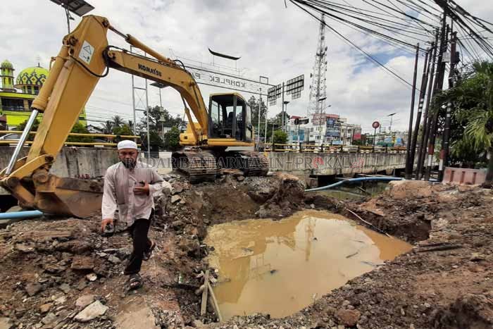 DIMULAI: Ekskavator mengeruk sisa material jembatan Kompleks Pandu. Ini adalah jembatan pertama yang dibongkar di kawasan permukiman warga. Menandai berlanjutnya program normalisasi sungai. | FOTO: WAHYU RAMADHAN/RADAR BANJARMASIN