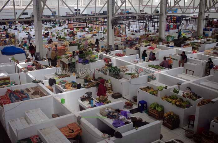 KERINGANAN RETRIBUSI: Sejumlah pedagang meminta ada keringanan retribusi sewa toko di Pasar Bauntung Banjarbaru.