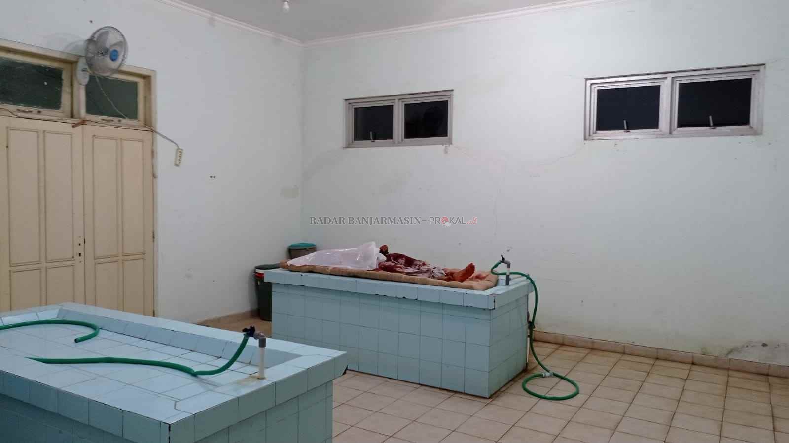 TEWAS: Korban tewas yang disapa Pakde berada di kamar mayat RS Ratu Zaleha Martapura.