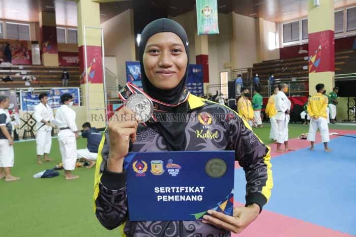 NYARIS EMAS: Atlet Shorinji Kempo Kalsel Desy Jakal Kuswinarni meraih medali perak di kategori randori kelas 60 kilogram putri pada PON XX Papua 2021. | Foto: M Idris Jian Sidik / Radar Banjarmasin