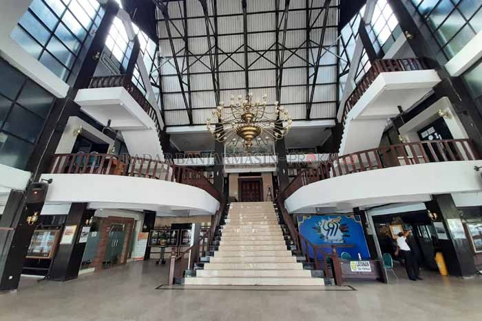 LENGANG: Kondisi Balai Kota, Rabu (13/10). Sejumlah pimpinan SKPD berangkat keluar daerah. Termasuk wali kota dan wakil wali kota. | FOTO: WAHYU RAMADHAN / RADAR BANJARMASIN