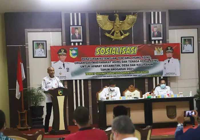 PENGAWASAN: Arahan Sekda Tala H Dahnial Kifli ketika membuka Sosialisasi Peraturan/Ketentuan Orang Asing, Organisasi Asing Masyarakat Asing dan Tenaga Kerja Asing untuk aparat kecamatan, desa dan keluarahan se-Kabupaten Tala.