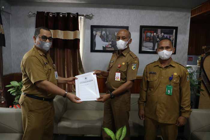 MENINGKAT: Sekda Tala H Dahnial Kifli menerima SK bagi hasil pajak daerah antara provinsi Kalsel dan kabupaten Tala.