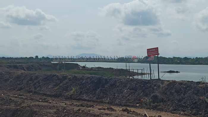 DIBATASI TANGGUL: Danau Caramin yang masuk dalam kawasan konsesi PT Galuh Cempaka tampak dikelilingi tanggul agar warga tidak memasuki daerah tersebut. | FOTO : SUTRISNO / RADAR BANJARMASIN