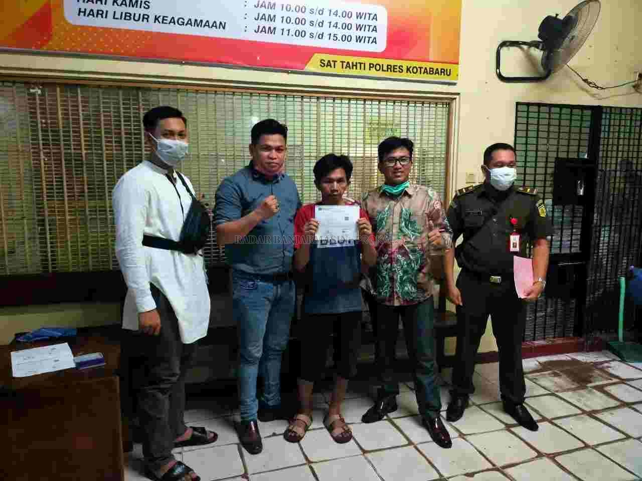 BEBAS: Junaide (37) akhirnya menghirup udara bebas. Tuduhan mencuri kelapa sawit tidak terbukti, Kamis (14/10).