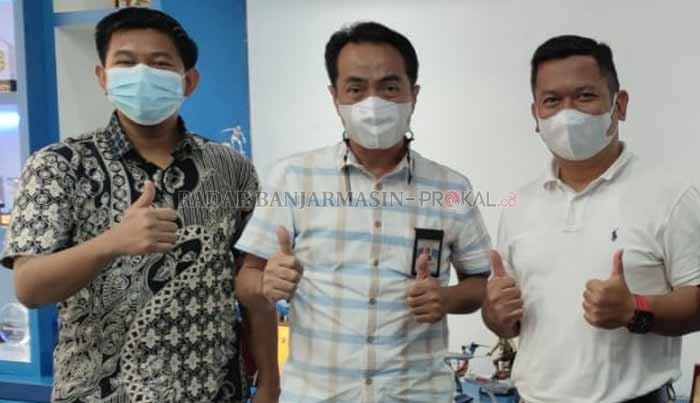 PAMITAN: Pimpinan Cabang BNI Banjarmasin Jodhy Aditya Wardhana (kanan) saat berkunjung ke Gedung Biru Radar Banjarmasin, Kamis (14/10).  | Foto: Rahmat Hidayatullah / Radar Banjarmasin