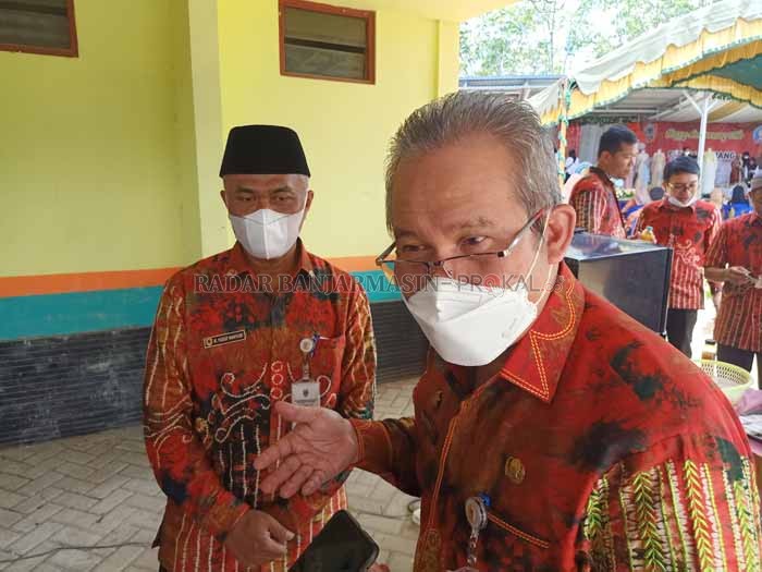 TATAP MUKA: Kepala Dinas Pendidikan dan Kebudayaan Kalsel Muhammad Yusuf Effendi saat diwawancarai didampingi Kepala SMKN 1 Binuang, Yusuf Wahyudi.| Foto Rasidi Fadli/Radar Banjarmasin