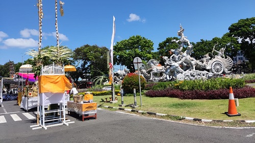 Prosesi upacara Labuh gentuh atau membersihkan bumi dari kotoran di kawasan Kuta, Tuban. Kementerian Komunikasi dan Informatika menggelar koordinasi dengan Dinas Kominfo Provinsi Bali, KPID Provinsi Bali, LPP TVRI, dan LPS untuk mendorong jalannya program