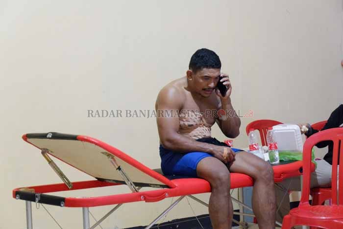 CEDERA: Pegulat Kalsel, Ferdinandus harus menepi dari matras beberapa waktu ke depan akibat cedera didada yang usai ditaklukan pegulat asal Jawa Timur, Lulut Gilang di ajang PON XX Papua 2021. | Foto: M Idris / Radar Banjarmasin