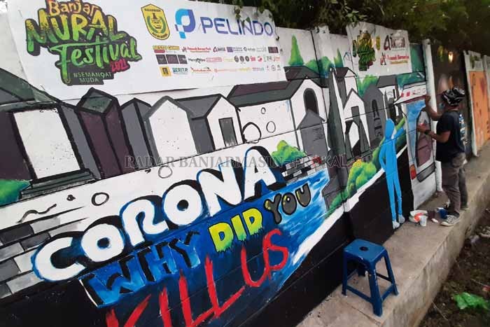 BERPROSES: Peserta Banjar Mural Festival, mengerjakan karyanya, Jumat (15/10). | Foto: Wahyu Ramadhan / Radar Banjarmasin