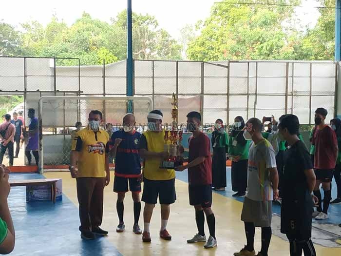 SERAHKAN: Gubernur Kalsel H Sahbirin Noor menyerahkan piala kepada Black Castel sebagai juara pertama didampingi Setda Tala H Dahnial Kifli dan Kadispora Provinsi Kalsel Hermansyah. Foto : Norsalim Yahya/Radar Banjarmasin