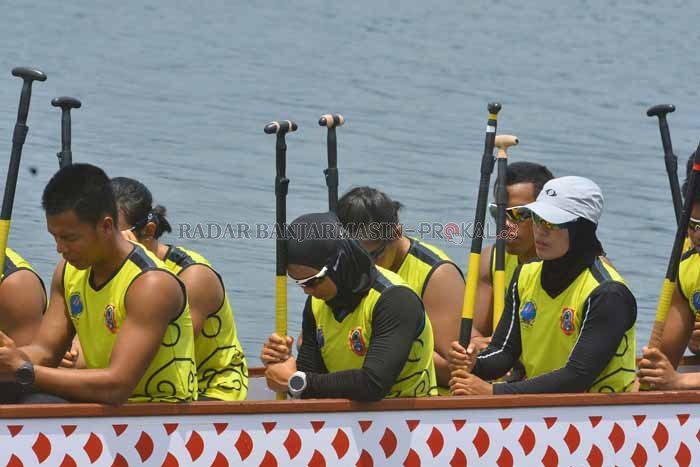 BERDOA: Berbagai kendala dihadapi para pedayung Kalsel selama di ajang PON XX Papua 2021.
