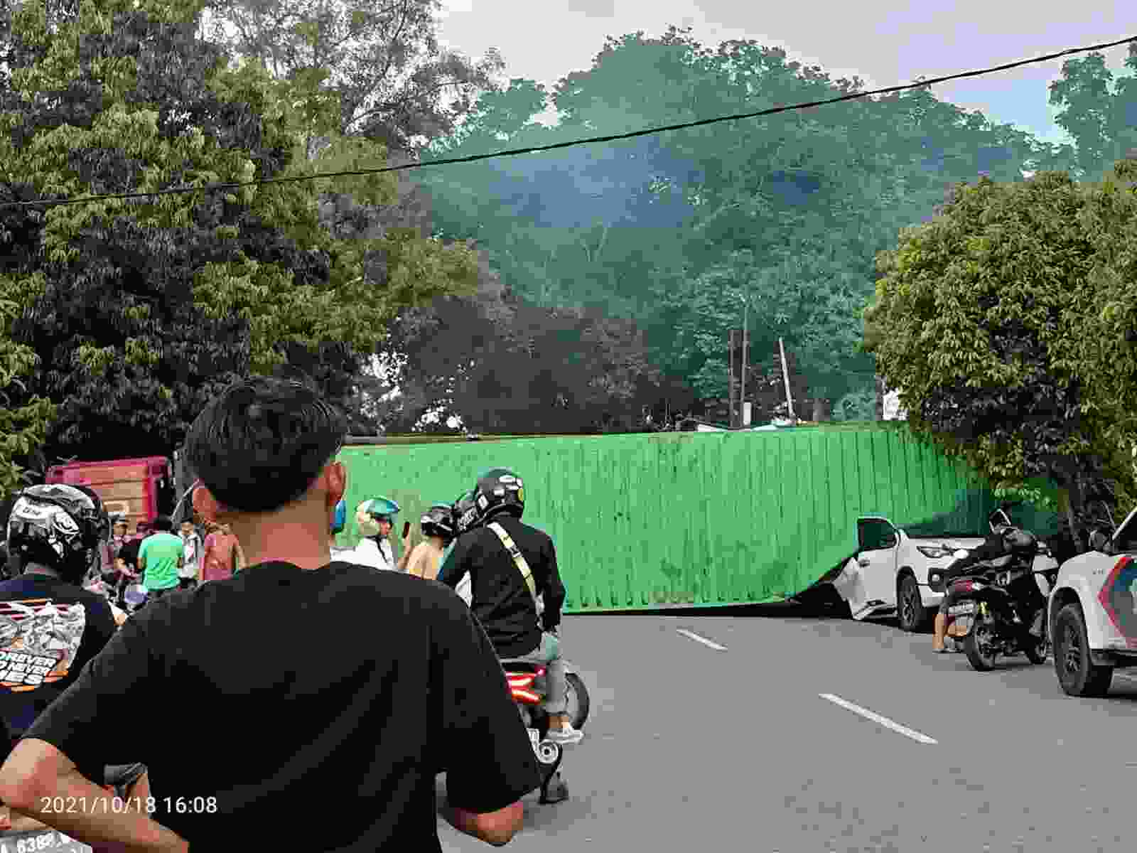 TINDIH FORTUNER: Truk kontainer pengangkut pakan ikan terguling di ruas Jln PM Noor Sungai Ulin karena diduga tak kuat menanjak. Akibat insiden ini, satu unit Toyota Fortuner remuk tertindih bagian kontainer yang terguling.| Foto: ist