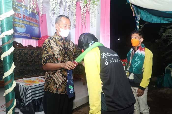 KEMBALI: Bupati Tala HM Sukamta ketika menyambut kepulangan atlet Tala yang mewakili Kalsel di ajang PON XX di Papua. Foto : Prokopim