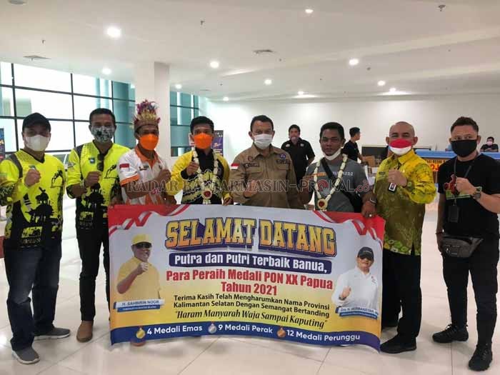 FOTO BERSAMA: Suasana penyambutan Pemerintah Provinsi Kalssel kepada para atlet berprestasi di ajang PON XX Papua 2021 di Bandara Syamsuddin Noor.