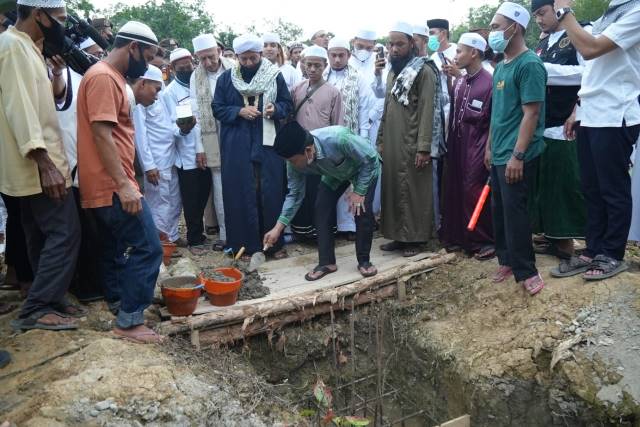PERESMIAN : Bupati Balangan, Abdul Hadi saat meletakkan batu pertama pembangunan Ponpes Darul Abrar Al Hasaniyyah di Kecamatan Lampihong. | FOTO WAHYUDI/RADAR BANJARMASIN.