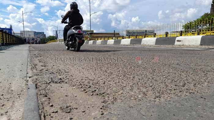 KERITING: Kondisi aspal di Jembatan Antasari Banjarmasin. Lama tak tersentuh, akhirnya bakal dimuluskan lagi. | Foto: M Oscar Fraby / Radar Banjarmasin