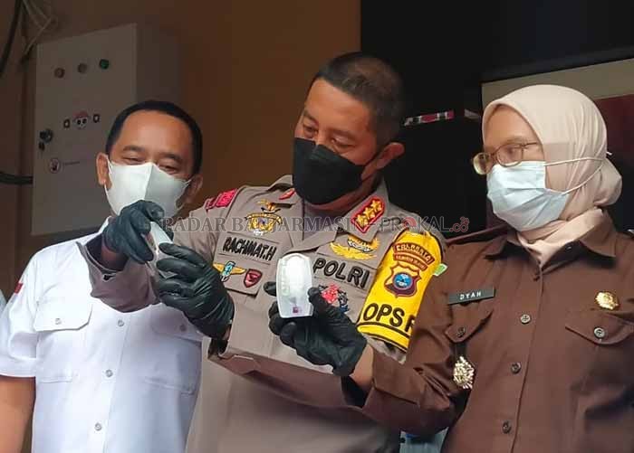 TES:Sebelum dilarutkan ke dalam ember, sabu dites keasliannya oleh Kapolresta Banjarmasin Kombes Pol Rachmat Hendrawan. | Foto: Maulana/Radar Banjarmasin