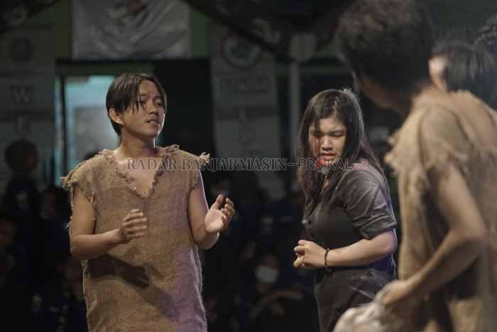 DITOLONG: Di akhir cerita, Sisi justru mendapat pertolongan dari orang-orang pinggiran. | Foto: Wahyu Ramadhan / Radar Banjarmasin