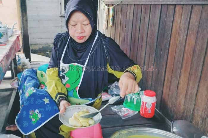 KULINER: Acil Yanti penjual Gangan Asam di Gang Angsoka, Amuntai yang legendaris.| Foto: Muhammad Akbar/Radar Banjarmasin