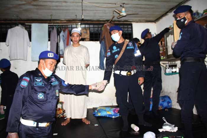 OBOK-OBOK: Petugas Satuan Operasional Kepatuhan Internal menggeledah ruang narapidana di Rutan Kelas II B Barabai. | Foto: Jamaluddin/Radar Banjarmasin