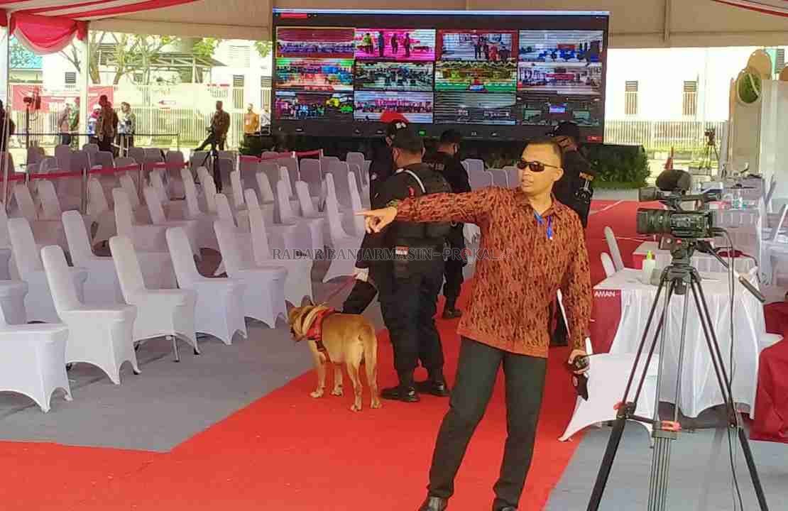 DISTERILKAN: Tenda tempat penyelenggaraan vakainasi yang akan dikunjungi Jokowi disterilkan. | Foto: Endang Syarifudin/Radar Banjarmasin