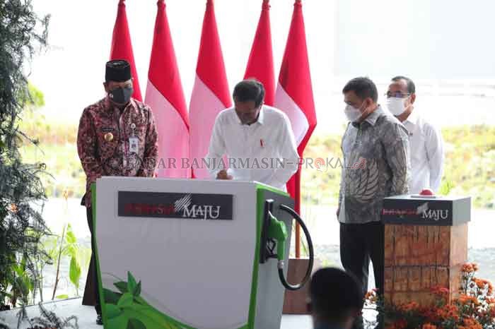 DIRESMIKAN PRESIDEN: Presiden Joko Widodo meresmikan pabrik PT Jhonlin Agro Raya milik pengusaha Haji Isam di Desa Sungai Dua Tanah Bumbu. Pabrik biodisel itu pertama dan terbesar di kawasan timur Indonesia. | Foto; Zalyan S Abdi / Radar Banjarmasin