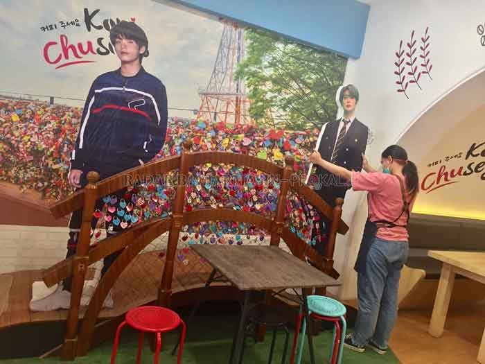 SERBA KOREA: Miniatur dari landmark Korea Selatan, Namsan Tower. Jika Anda fans Baca K-Pop... Hal 14 K-Pop, sungguh merugi tak pernah datang kemari.| Foto: Tia Lalita Bivitri/Radar Banjarmasin