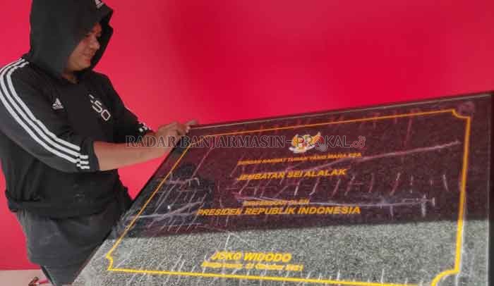 PAKAI SEMULA: Plakat nama jembatan Alalak Banjarmasin tak jadi menggunakan nama tokoh Kalsel.