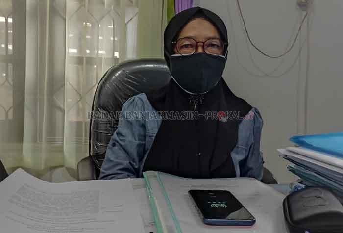 PAPARKAN KASUS: Kabid Pemberdayaan Perempuan dan Perlindungan Anak dari Dinas PPKBPPPA Kabupaten HSS Tatik Sri Rahayu ditemui di ruang kerjanya. FOTO SALAHUDIN/RADAR BANJARMASIN