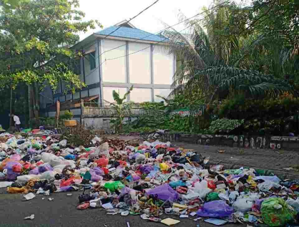BAU: Sampah meluber di Komplek Pelajar Mulawarman Banjarmasin.  Selain tak enak dipandang, sampah yang berserakan ini juga mengeluarkan aroma tak sedap. | Foto: Anisa Raudah / Radar Banjarmasin