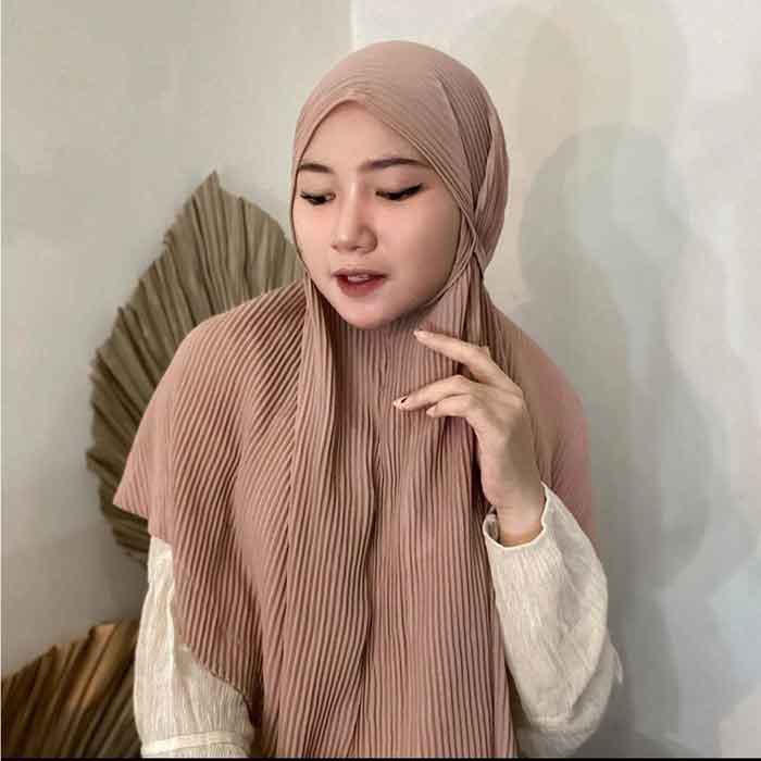 TERJANGKAU: Bergo plisket mudah dijumpai di sejumlah pertokoan busana muslim hingga marketplace dengan harga yang terjangkau.